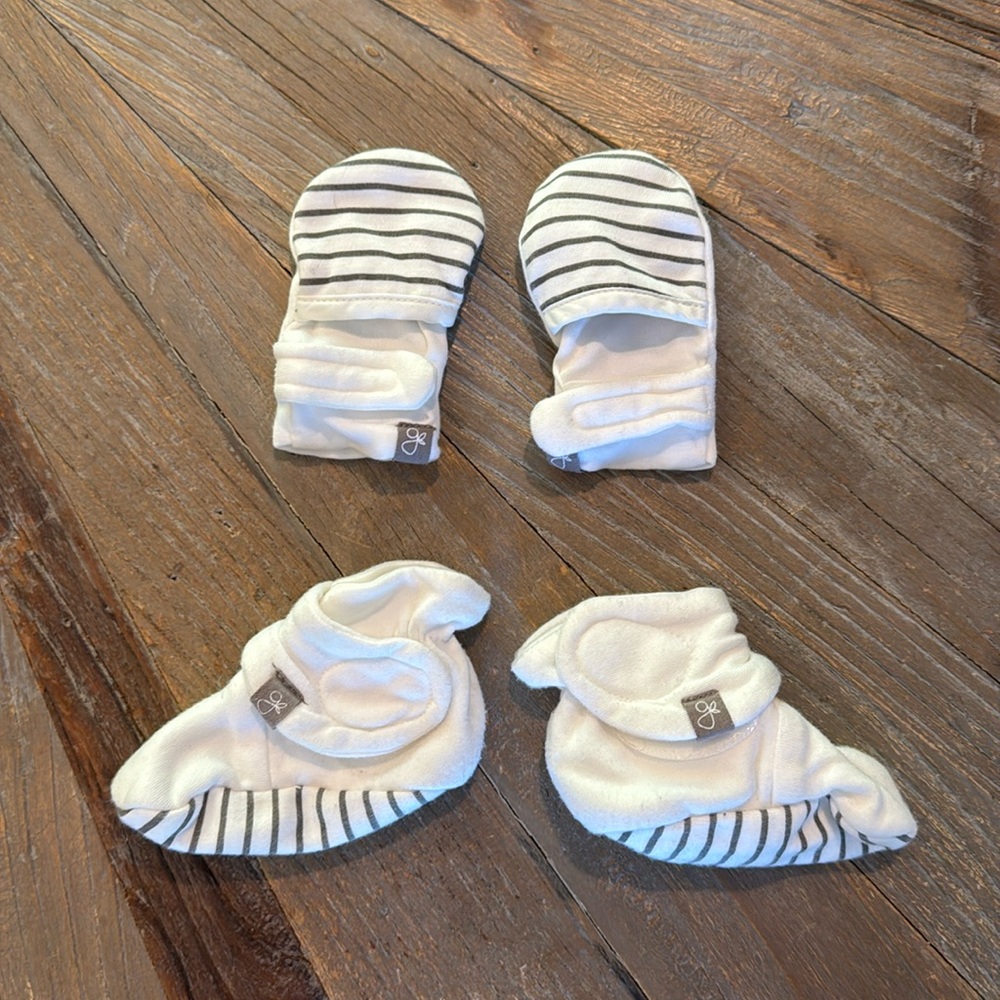 EUC Goumi Kids Baby Stay-On Mitts Boots Set SZ 0-3 mo Bamboo Mittens Booties